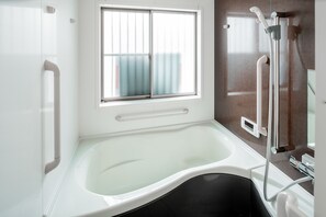 Apartment | Badezimmer | Badewanne und Dusche (separat), Komfortbadewanne