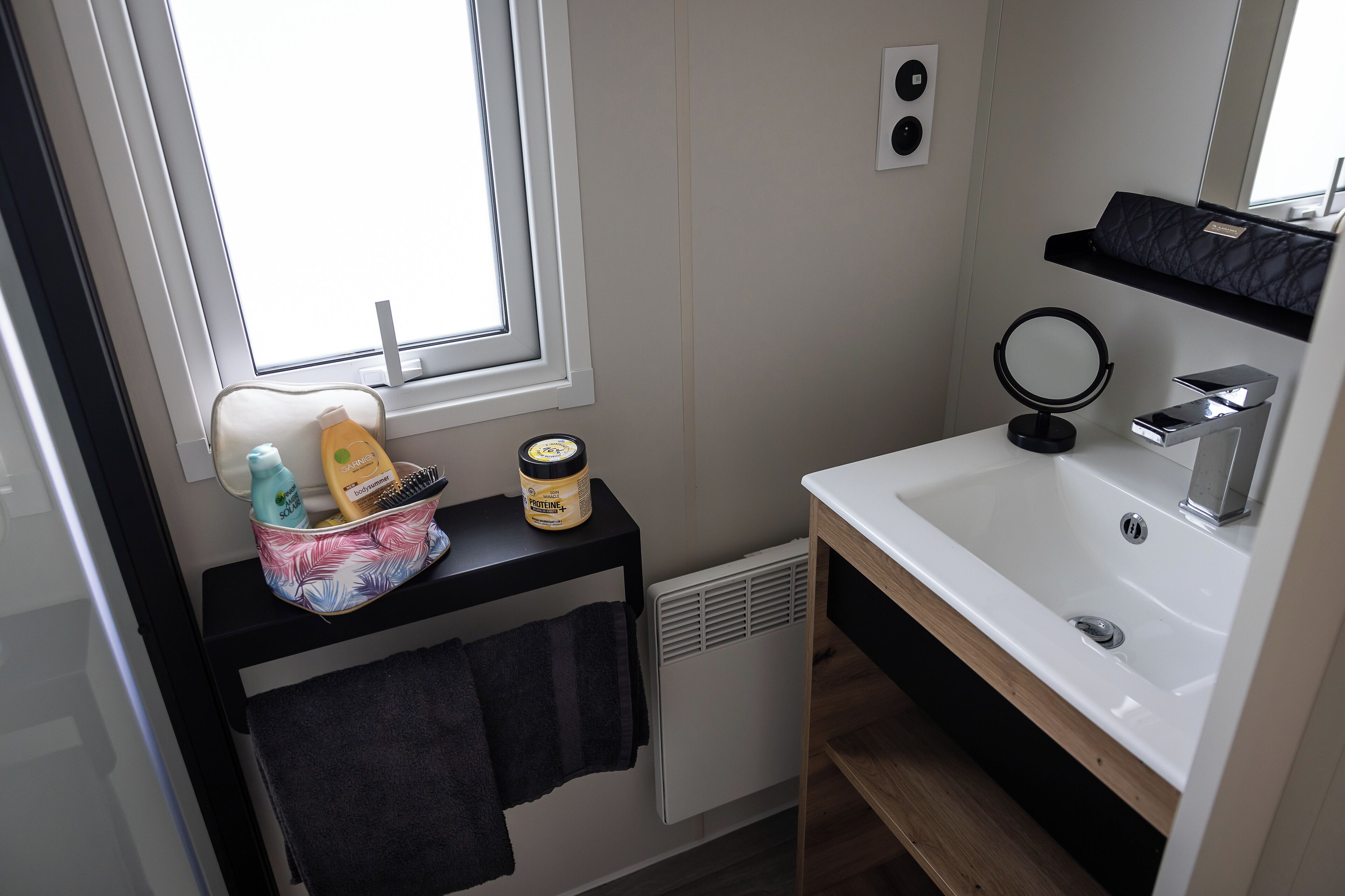 كارافان - غرفتا نوم - بشرفة (30m2) | حمام | تجهيزات دش، مناشف