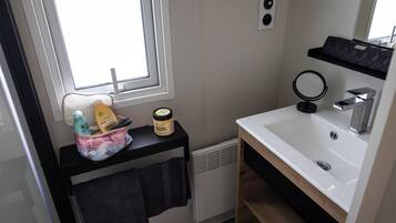 Casa rodante, 2 habitaciones, Terraza (30m2) | Baño | Regadera y toallas