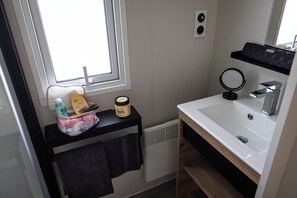 Mobile Home, 2 Bedrooms, Terrace (30m2) | Bathroom | Shower, towels