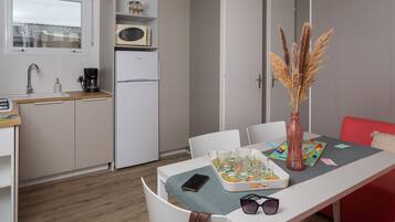 Mobile Unterkunft, 3 Schlafzimmer | Eigene Küche | Großer Kühlschrank, Mikrowelle, Herdplatte