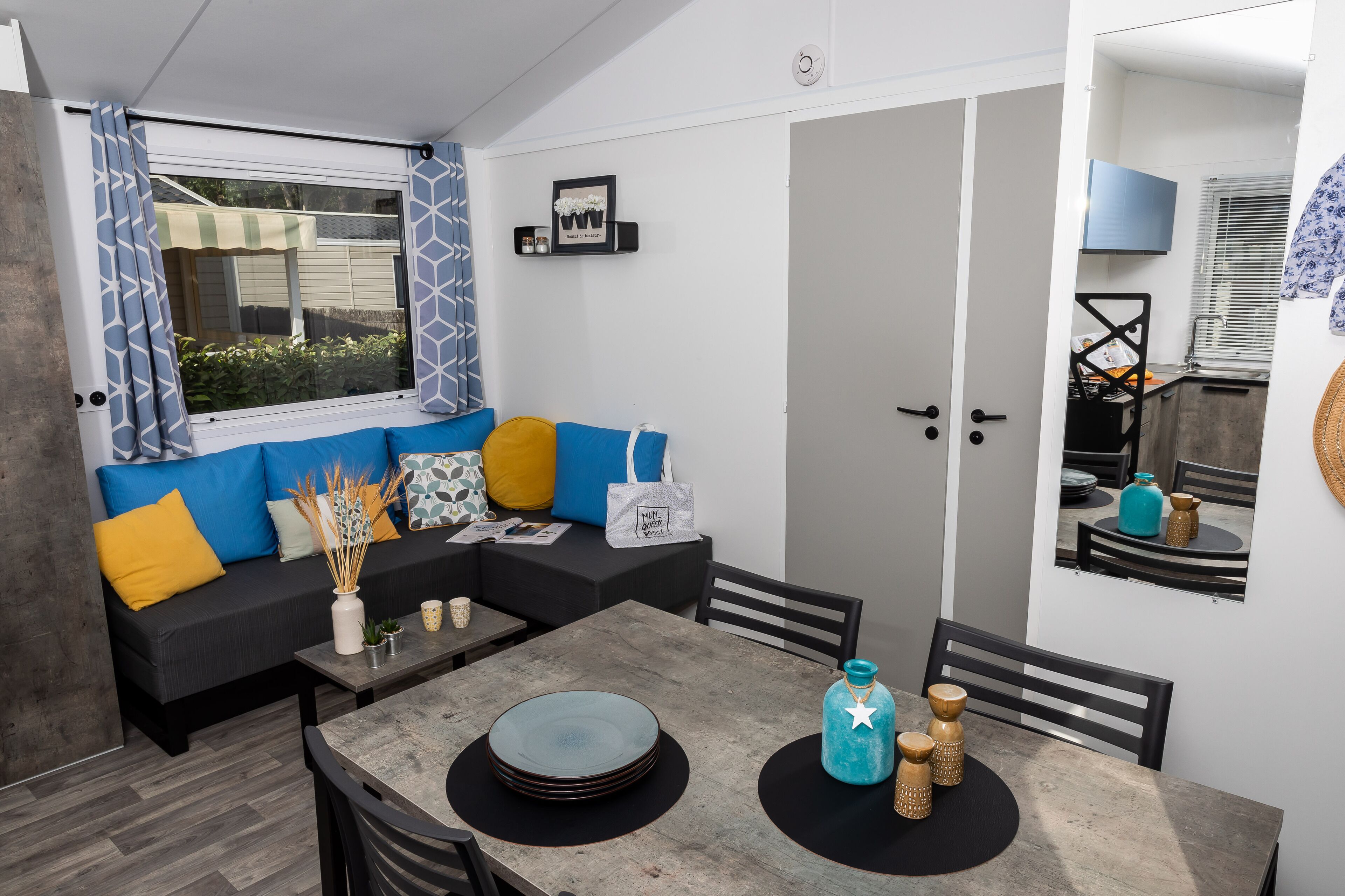 Mobile Home, 2 chambres, terrasse (27m2) | Coin séjour | Télévision à écran plat