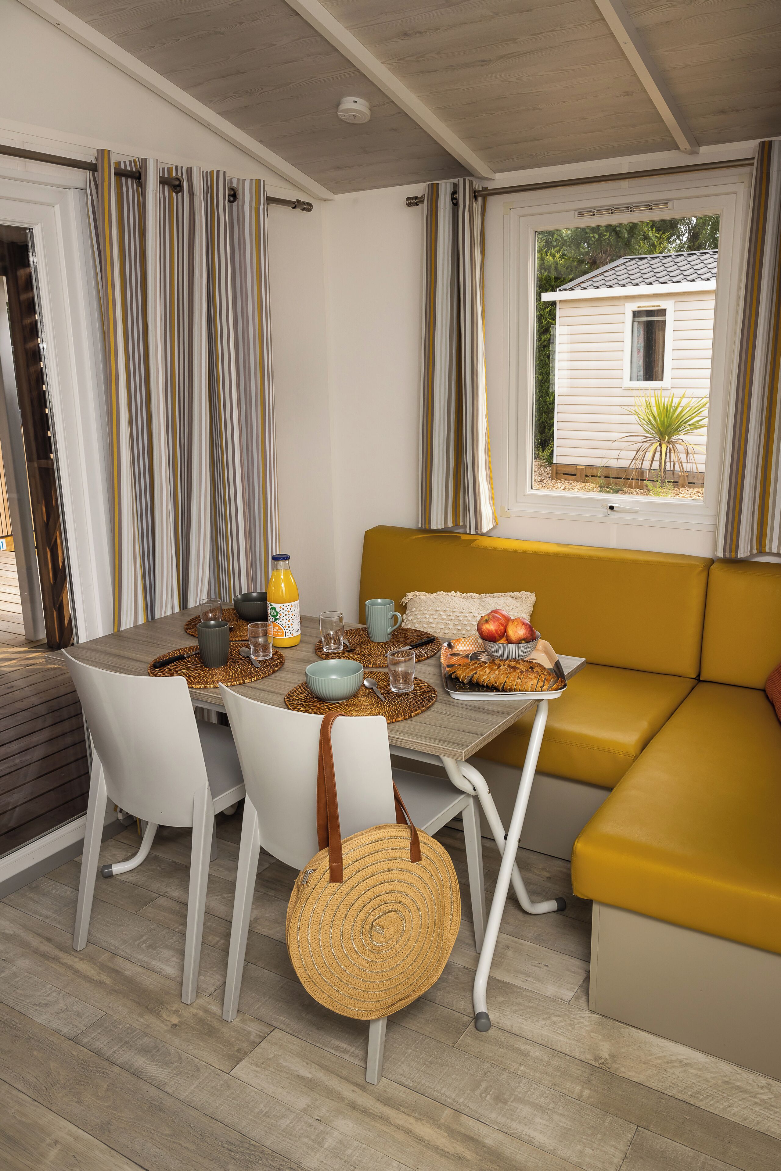 Casa de campo, Terraza | Cocina privada | Refrigerador con congelador, microondas y parrilla de estufa 