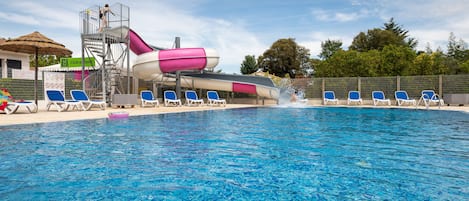 Piscina coperta, piscina all'aperto, lettini