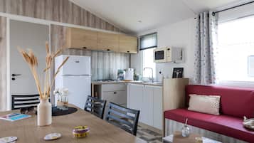 Casa rodante, 2 habitaciones, Terraza (30m2) | Decoración personalizada, muebles diferentes y cortinas blackout