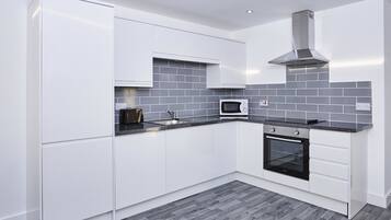 Geladeira grande, micro-ondas, cooktop, chaleira elétrica