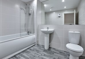 Amenidades de baño gratuitas, secadora de cabello, toallas