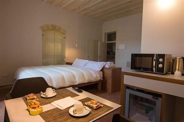 舒适三人房 | 遮光窗帘、隔音、免费 WiFi、床单