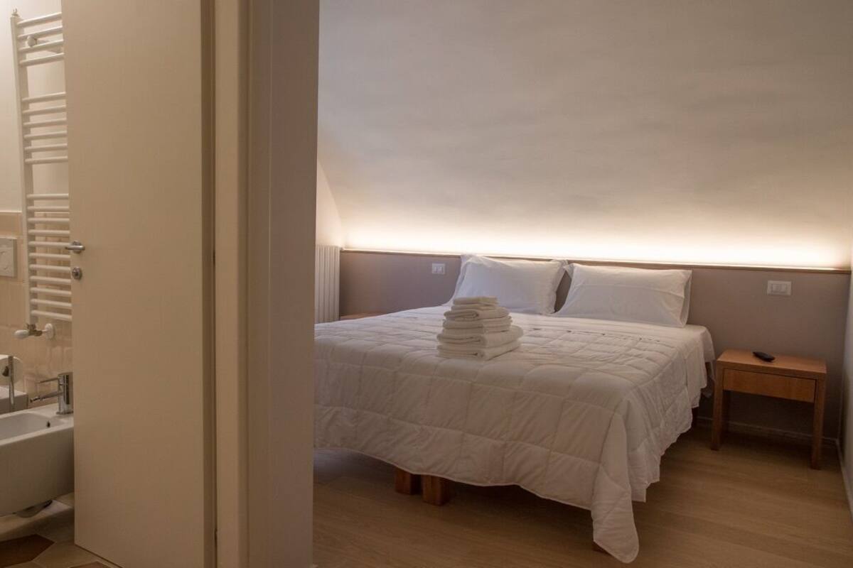 Comfort Double | Blendingsgardiner, lydisolert, wi-fi (inkludert) og sengetøy