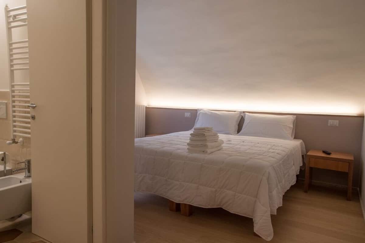 Comfort Double | Blackout curtains, soundproofing, free WiFi, bed sheets