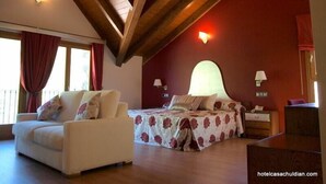Un dormitorio con una cama, un sofá y un escritorio.