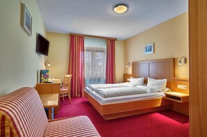 Desk, laptop workspace, blackout curtains, free WiFi - Hotel Zum Blauen Hecht (Kipfenberg)