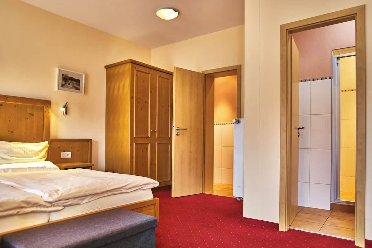 triple room | desk, laptop workspace, blackout curtains, free wifi