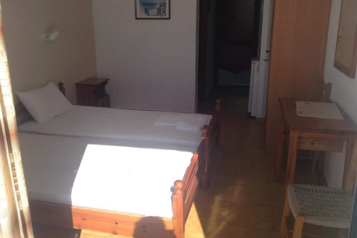 Premium bedding, in-room safe, free cots/infant beds, bed sheets
