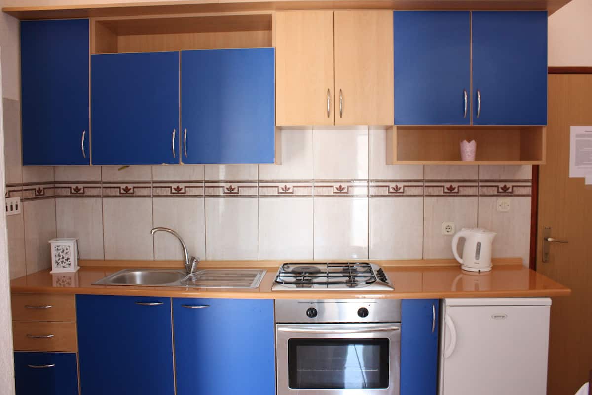 Apartment, 2 Bedrooms (Blue, J-6) | Private kitchen