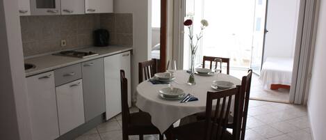 Appartement, 2 chambres (M-1) | Restauration dans la chambre