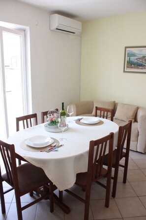 Apartment, 3 Schlafzimmer (J-7) | Essbereich im Zimmer