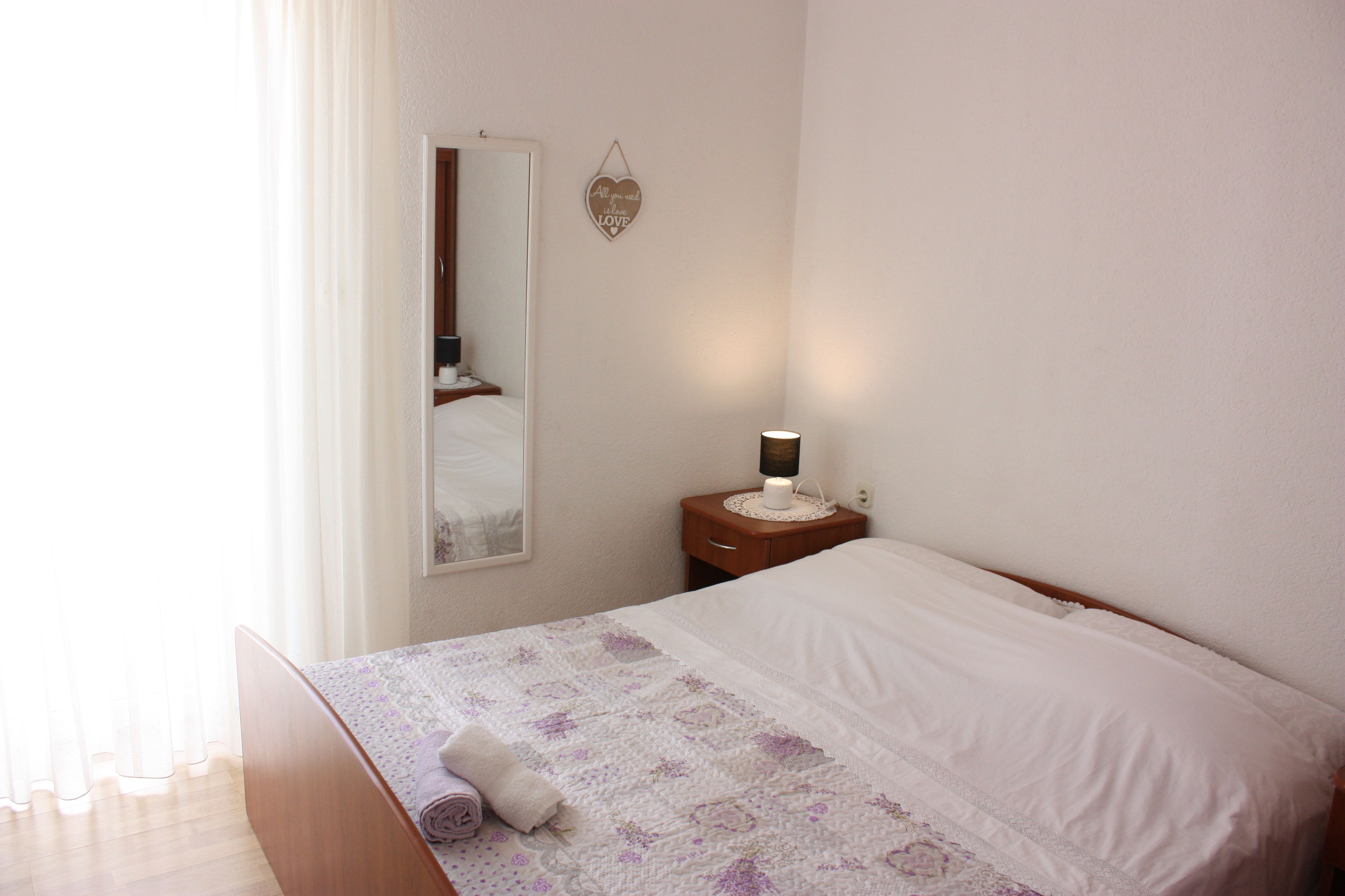 Escritorio, wifi gratis y ropa de cama 