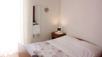 Escritorio, wifi gratis y ropa de cama