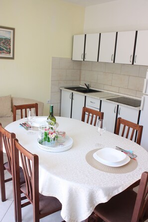 Apartment, 3 Bedrooms (J-7) | In-room dining