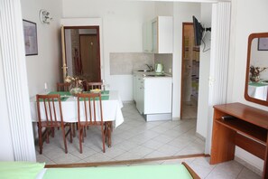 Standard-Apartment, 2 Schlafzimmer (Green, M-3) | Essbereich im Zimmer