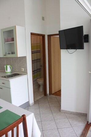 Standard-Apartment, 2 Schlafzimmer (Green, M-3) | Wohnbereich | Flachbildfernseher