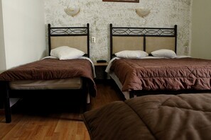 Habitación cuádruple | Sistema de insonorización, tabla de planchar con plancha, wifi gratis
