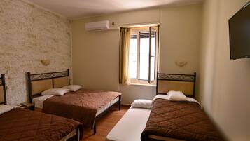 Chambre Familiale | Chambres insonorisées, fer et planche à repasser, Wi-Fi gratuit