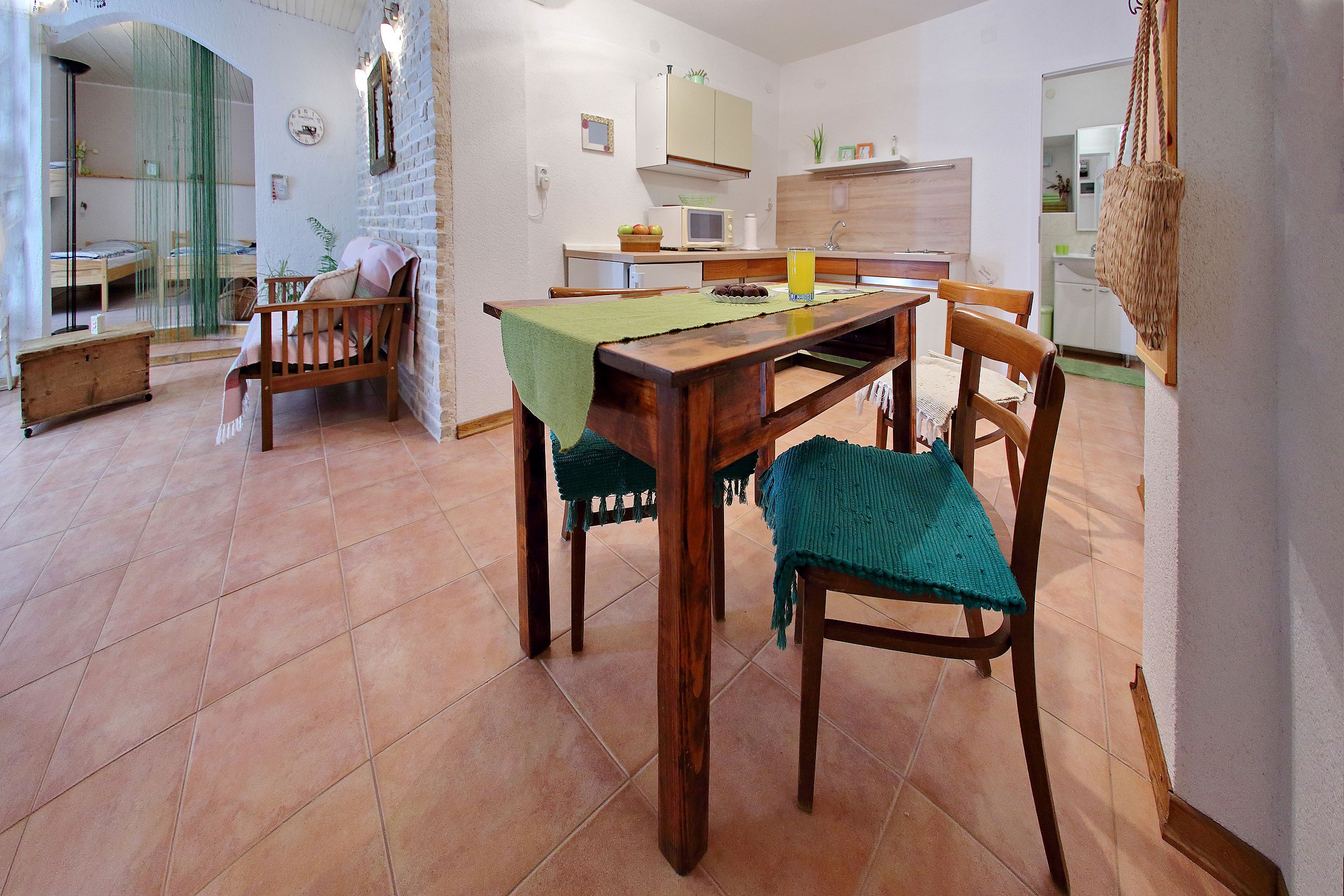 تناول الطعام داخل الغرفة