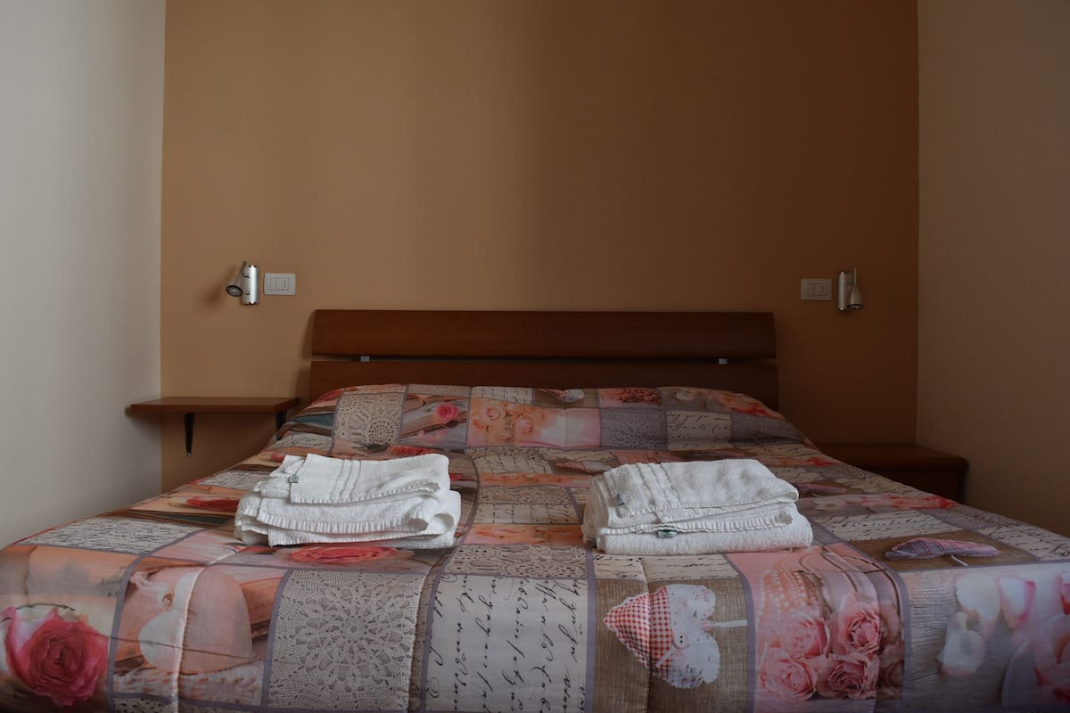 Basic Double Room | 1 bedroom, in-room safe, desk, laptop workspace