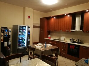 Kühlschrank, Herdplatte, Kochgeschirr/Geschirr/Besteck