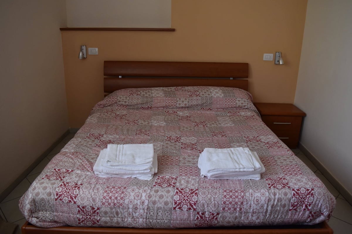 Double Room | 1 bedroom, in-room safe, desk, laptop workspace