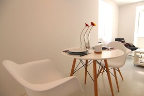 Comfort-Studio (First Floor) | Essbereich im Zimmer