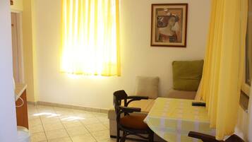 Apartment, 1 Bedroom (A2+1 Yellow) | In-room dining