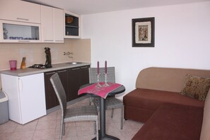 Apartemen, 1 kamar tidur, teras (A2+2 Second Floor) | Makan di kamar