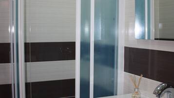Apartment, 3 Bedrooms (C5 First Floor) | Bathroom | Shower, towels