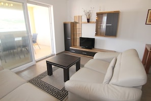 Apartment, 2 Bedrooms (6 - B4) | Living area