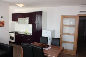 Apartment, 2 Bedrooms (1 - B4+1) | In-room dining