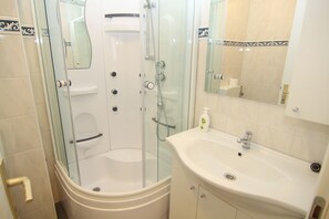 A3; 2 bedrooms & 2 bathrooms apartment | Badezimmer | Dusche, Handtücher