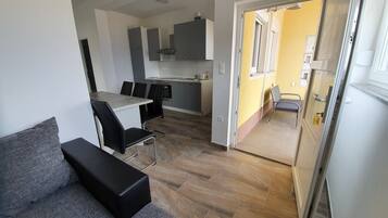 A0. Ground floor 2 bedroom apartment | Opholdsområde | 80-centimeters fladskærms-tv med satellitkanaler, tv