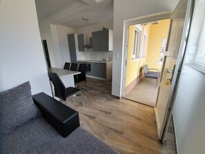 A0. Ground floor 2 bedroom apartment | Coin séjour | Télévision à écran plat de 80 cm avec chaßnes par satellite, télévision