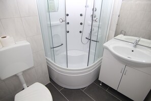 A4; 2 bedrooms & 2 bathrooms apartment | Bathroom | Shower, towels