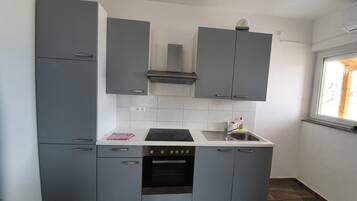 A0. Ground floor 2 bedroom apartment | Privat køkken | Køleskab, mikrobølgeovn, ovn, kogeplade