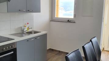 A0. Ground floor 2 bedroom apartment | Eigene Küche | Kühlschrank, Mikrowelle, Ofen, Herdplatte