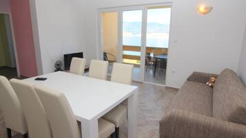 A4; 2 bedrooms & 2 bathrooms apartment | In-room dining