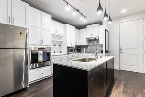 Full-sized fridge, microwave, oven, stovetop