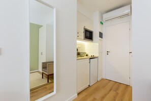 Superior Apartment, City View | Premium bedding, blackout curtains, iron/ironing board, free WiFi - Dinostratus House (Athens)