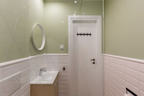 Een douche, een haardroger, handdoeken