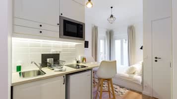 Refrigerador con freezer, microondas, placa de cocina, cafetera/tetera