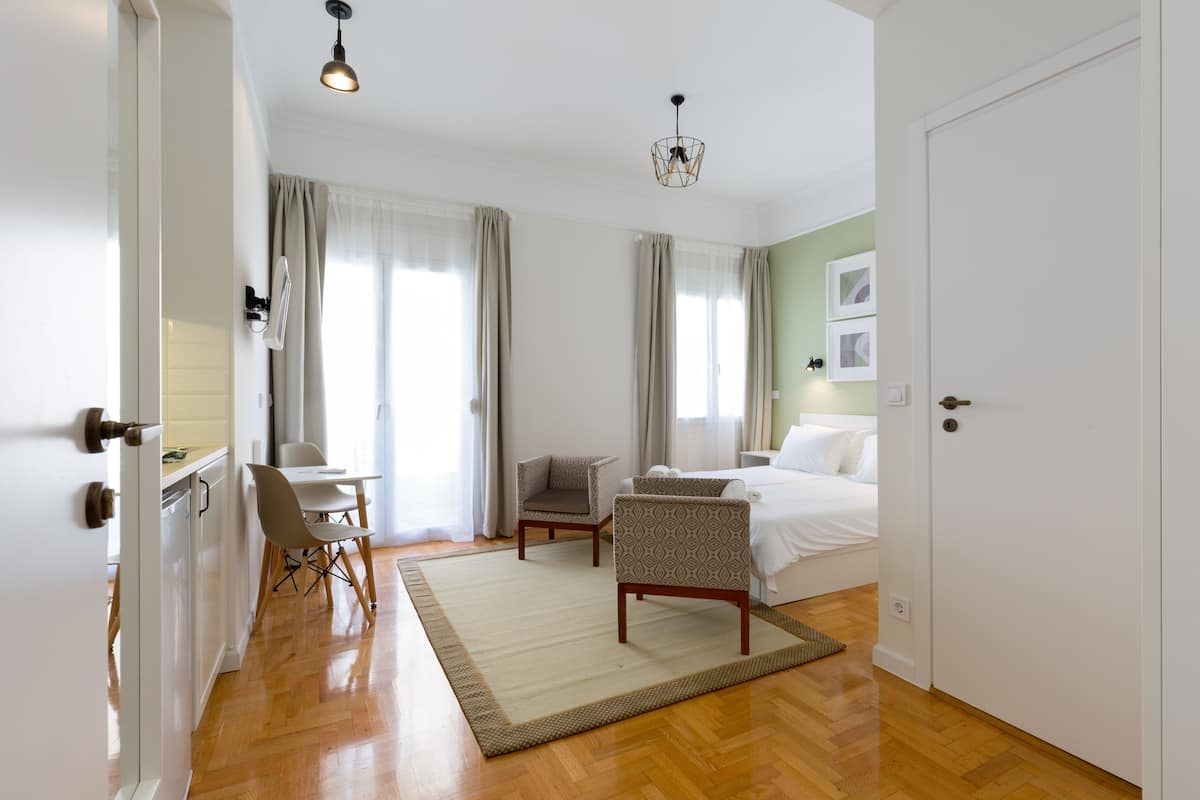 Signature Apartment, City View | Peralatan tempat tidur premium, langsir/tirai gelap terus